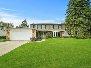 1011 Talltree Ter, Libertyville, IL 60048