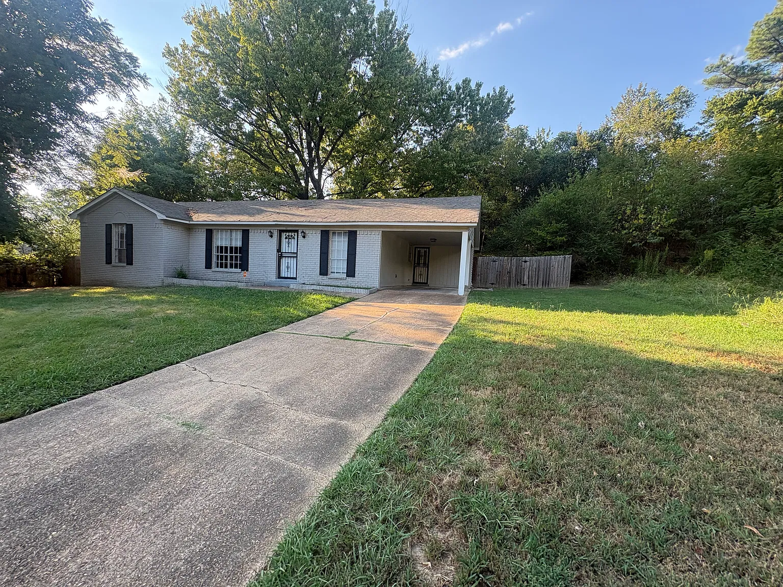 Lovely 3 Bedroom, 2 Bathroom Home — Photo 1