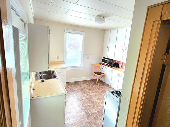 2nd image of 32 Milford St #2