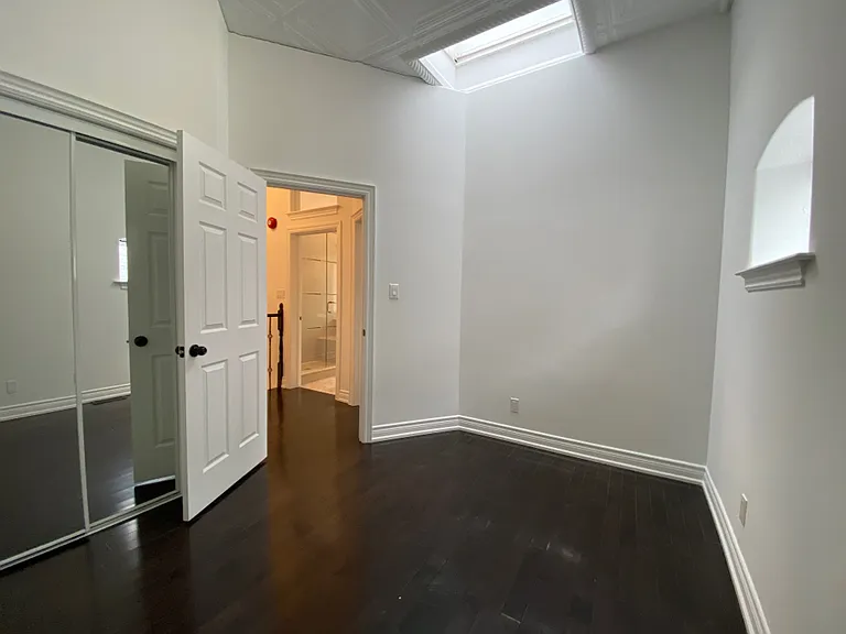 385 Jane St #UPPER FRONT — Photo 15