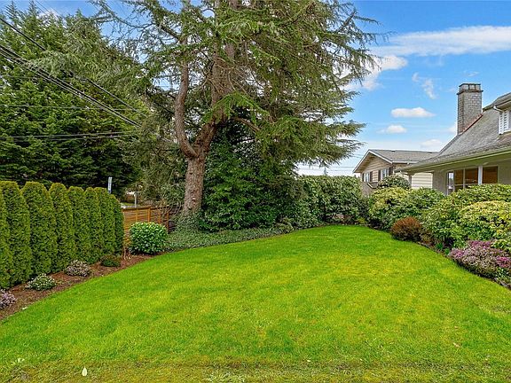 3rd image of 2615 Arbutus Rd