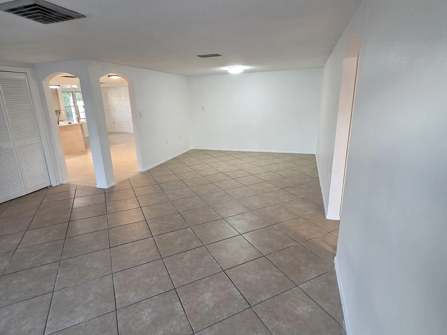 3 bed, 1442 sqft, $1,900 — Photo 2