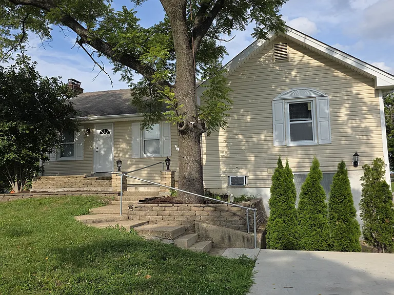 868 Larkin Ave — Photo 1