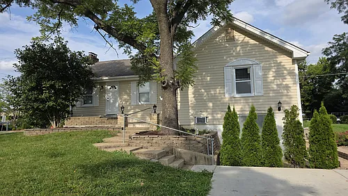 868 Larkin Ave Photo 1