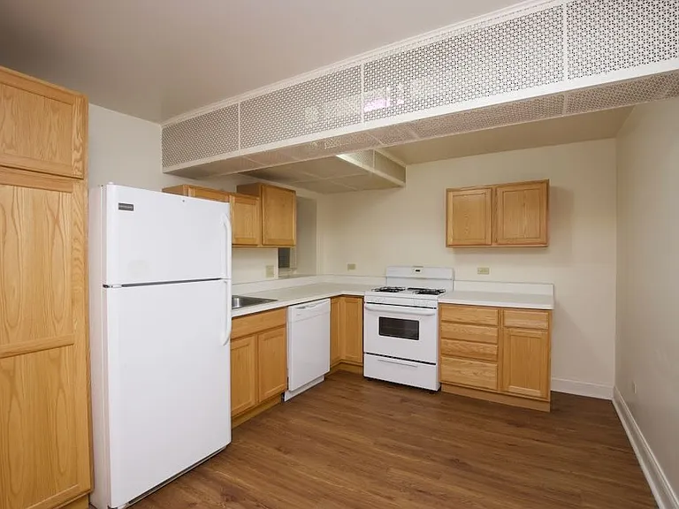 626 W Wellington Ave #RG — Photo 2