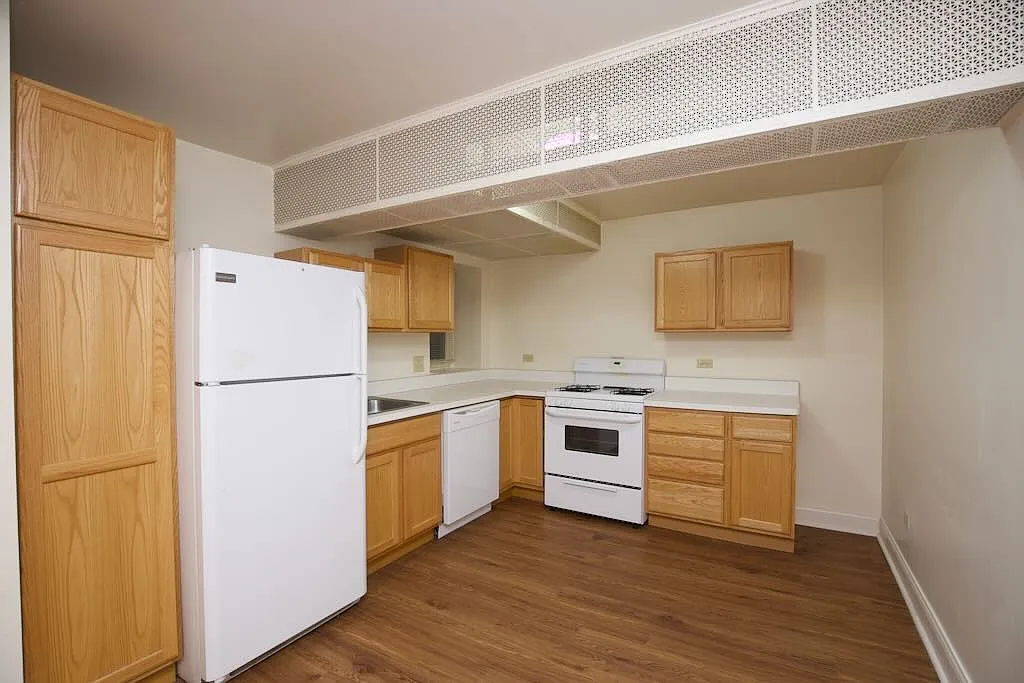 Building Photo - 626 W Wellington Ave #RG