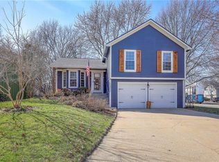 12500 S Cottonwood Dr, Olathe, KS 66062