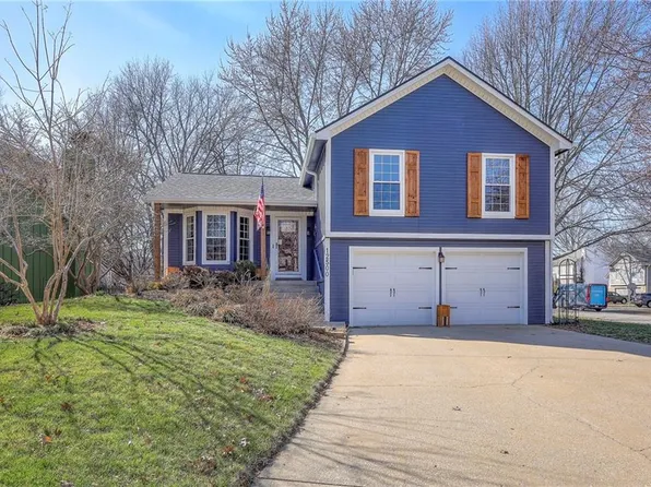 12500 S Cottonwood Dr, Olathe, KS 66062