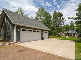879 Lakewood Ln, Marquette, MI 49855