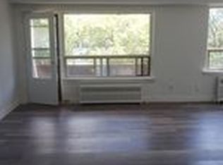 50 Neptune Dr #8, Toronto, ON M6A1X1