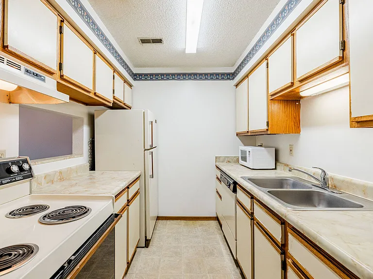 Cambridge Apartments — Photo 32