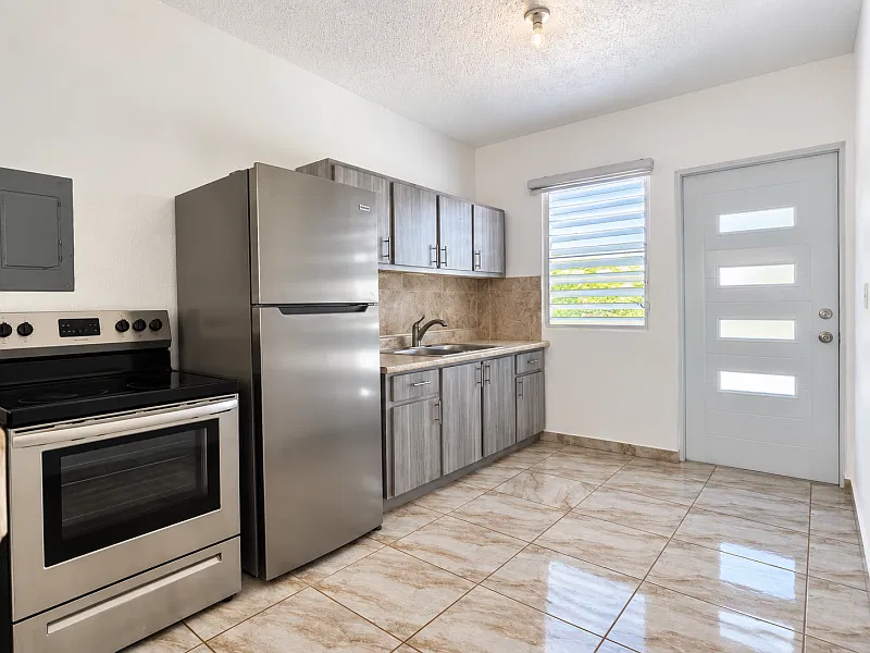 3 bed, 1.0 bath, 1200 sqft, $1,200 — Photo 2