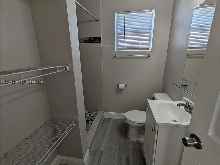 2300 Douglas St #7 — Photo 10