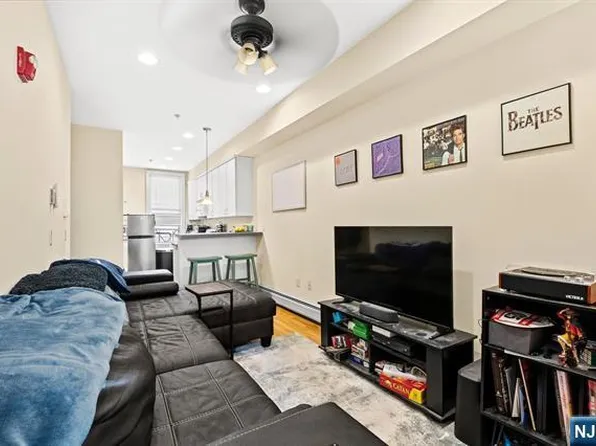 358 3rd St APT 3R, Hoboken, NJ 07030