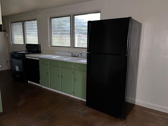 kitchen with washer/dryer hookups