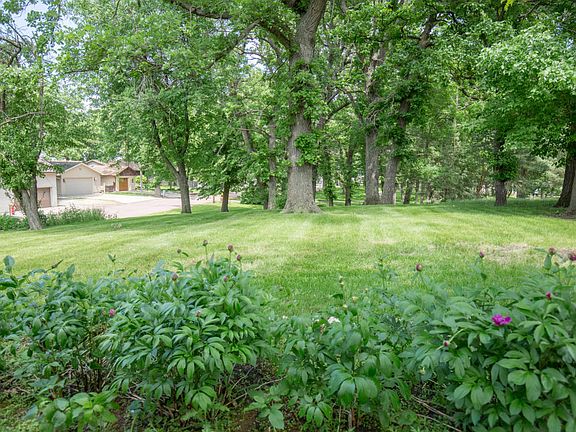 3rd image of 2615 Okoboji Blvd