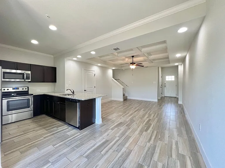 6310 Melanzane Ave #3 — Photo 5