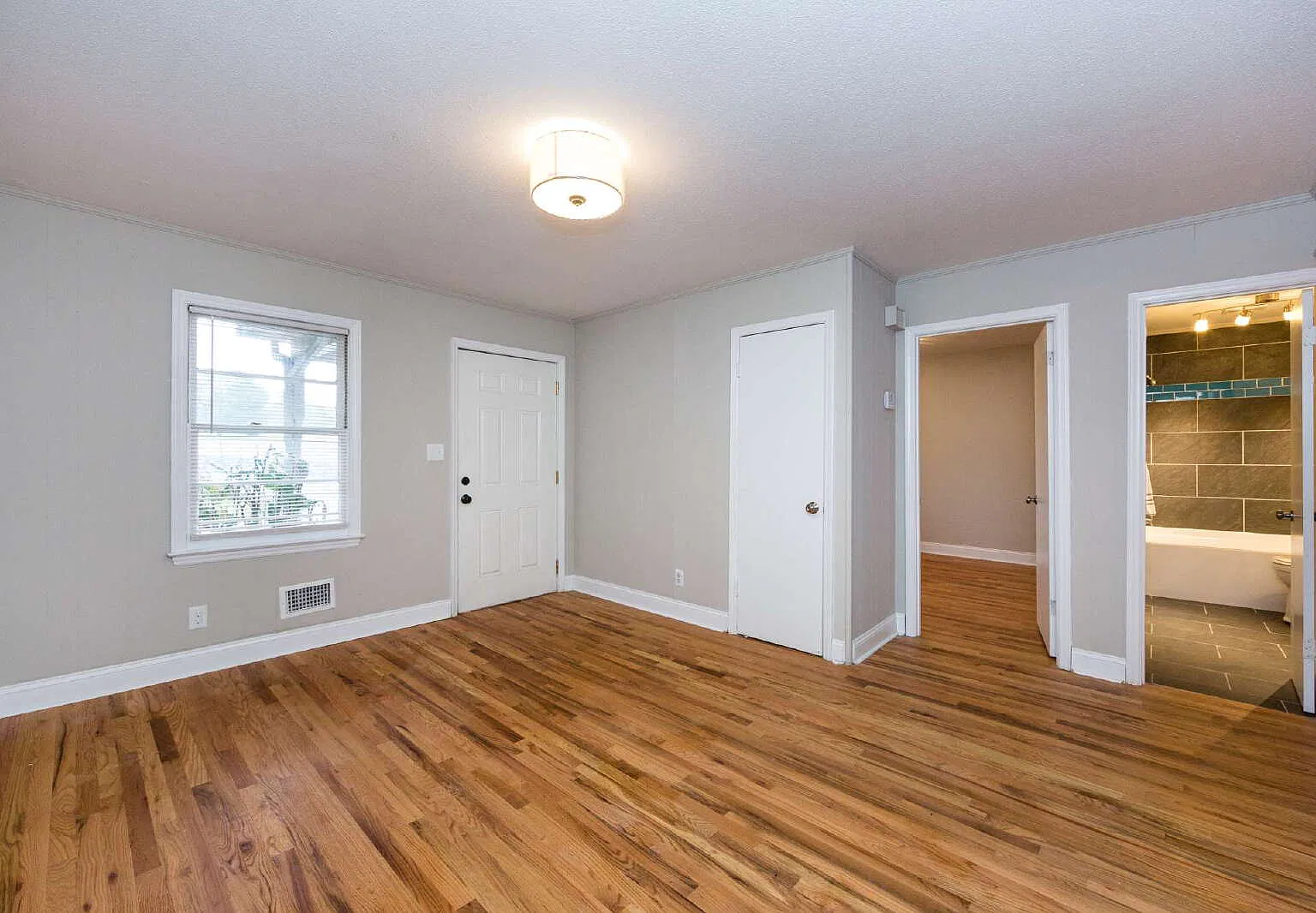 2 bed, 1.0 bath, 760 sqft, $1,295 — Photo 3