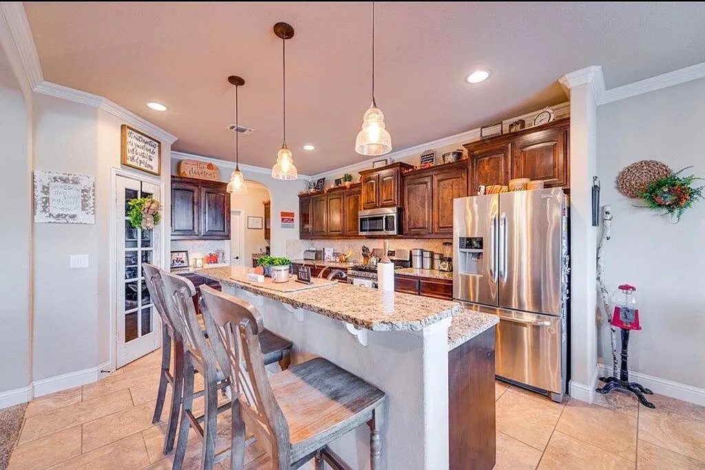 4 bed, 2.0 bath, 2285 sqft, $3,100 — Photo 3