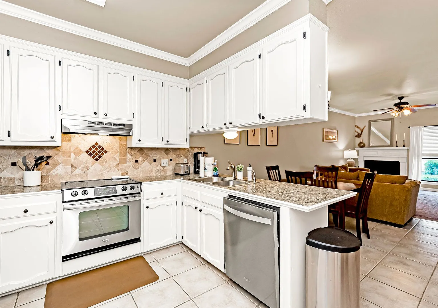 2 Bedroom Furnished Townhome off Jefferson Hwy| All Utilities Included|Community Pool| Long Term ... — Photo 2
