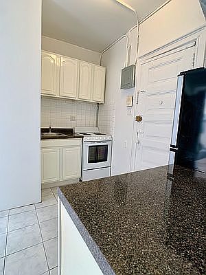 2nd image of 191 Grand St APT 35