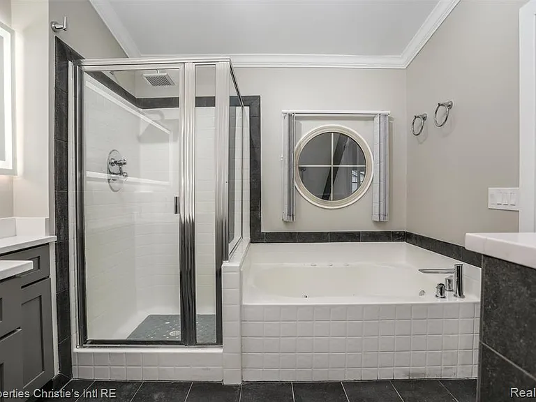 2542 Woodward Ave — Photo 20