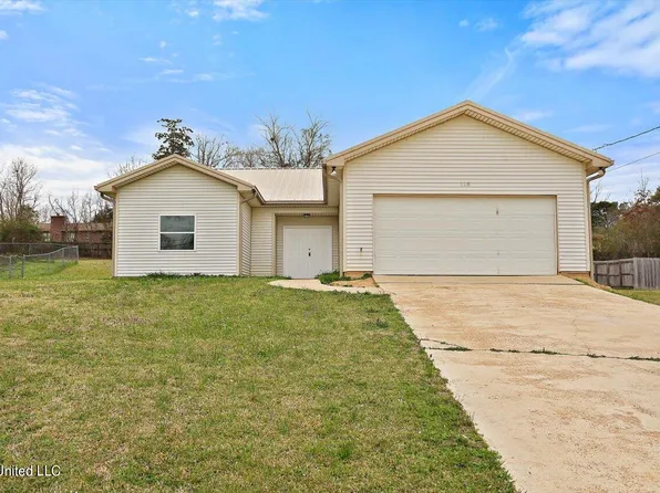 110 W Lake Dr, Clinton, MS 39056