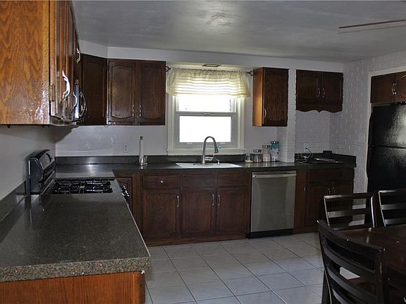 4th image of 57 Nicholas Dr S