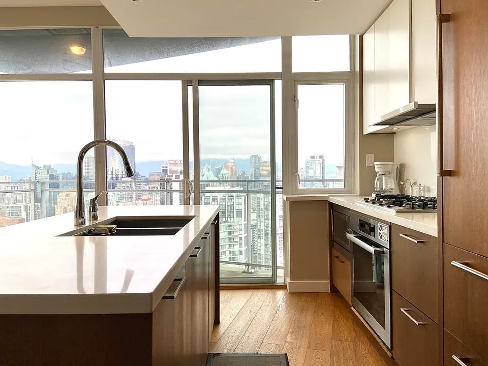 1372 Seymour St #4203