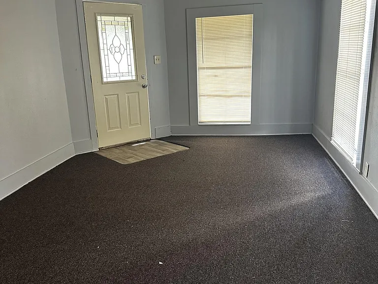 914 W Curtis Ave — Photo 3