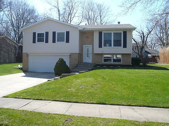 Roof & vinyl siding only 5 years old!