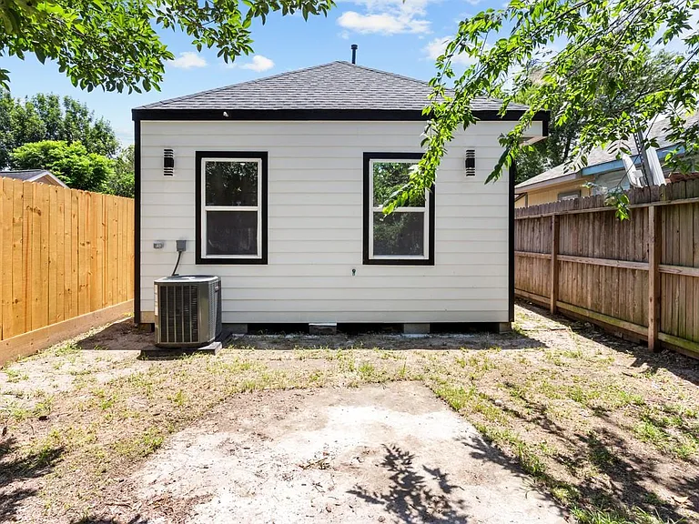 1101 Wooding St — Photo 11