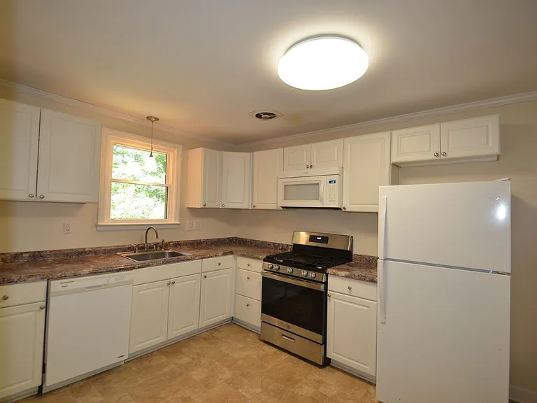 401 Severin St — Photo 6