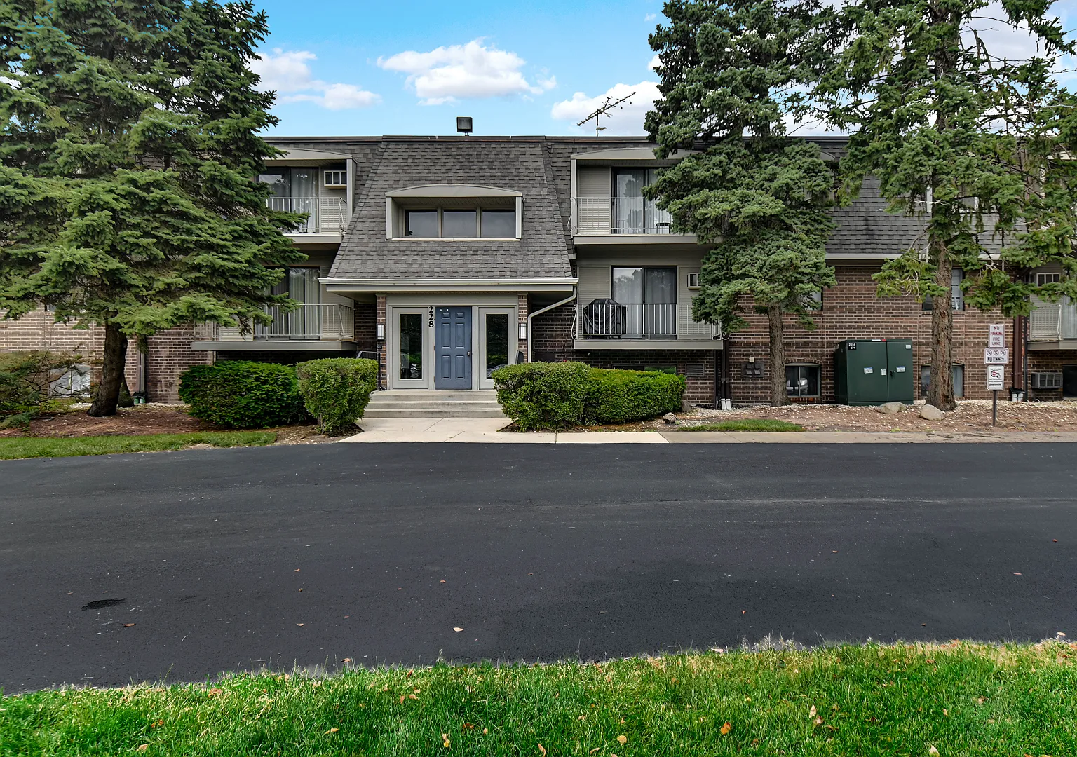 2 bed, 1.5 bath, 885 sqft, $1,800 — Photo 2