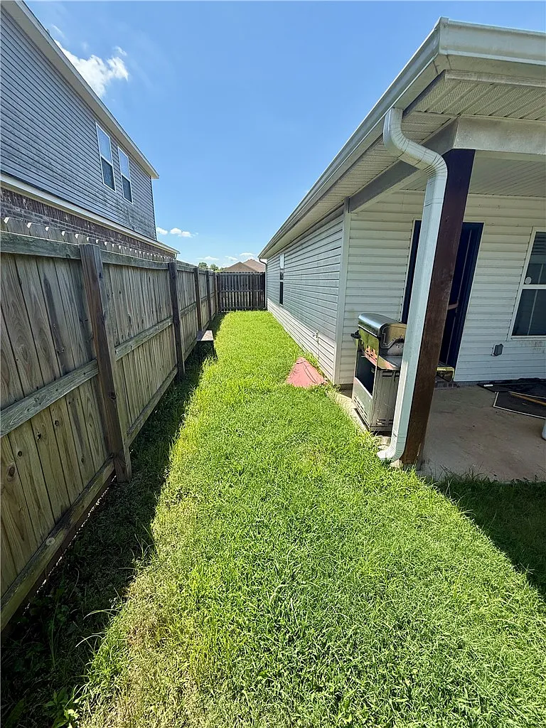 3 bed, 2.0 bath, 1449 sqft, $2,000 — Photo 3