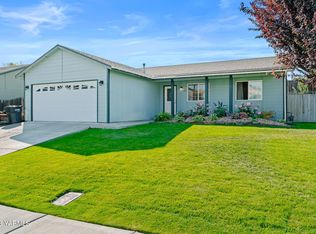 1206 W Pear Ave, Selah, WA 98942