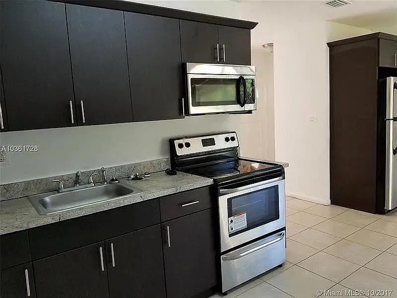 3 bed, 2.0 bath, 1040 sqft, $2,800 — Photo 3