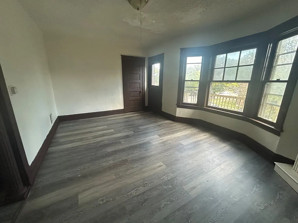 2 bed, 1000 sqft, $1,100 — Photo 2