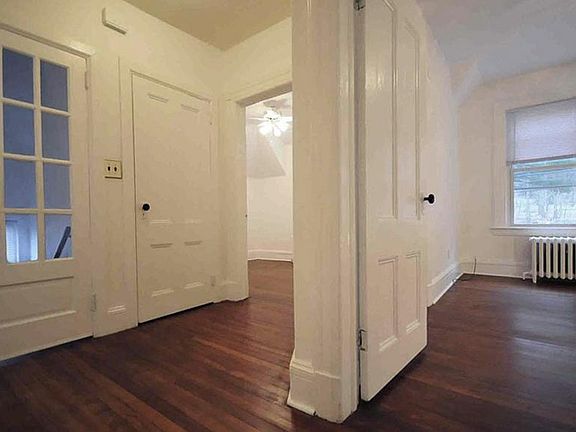3rd image of 989 North Broadway