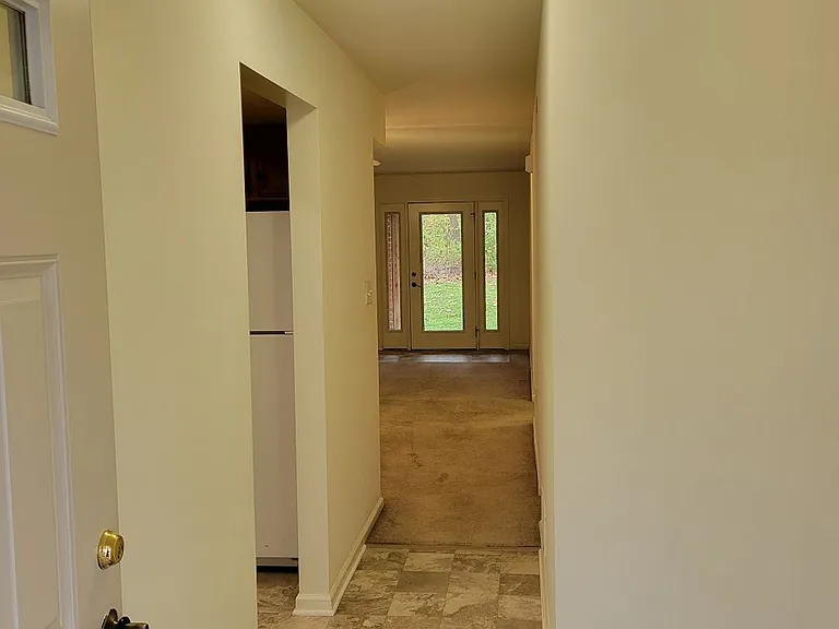 876 Salisbury Ct — Photo 4