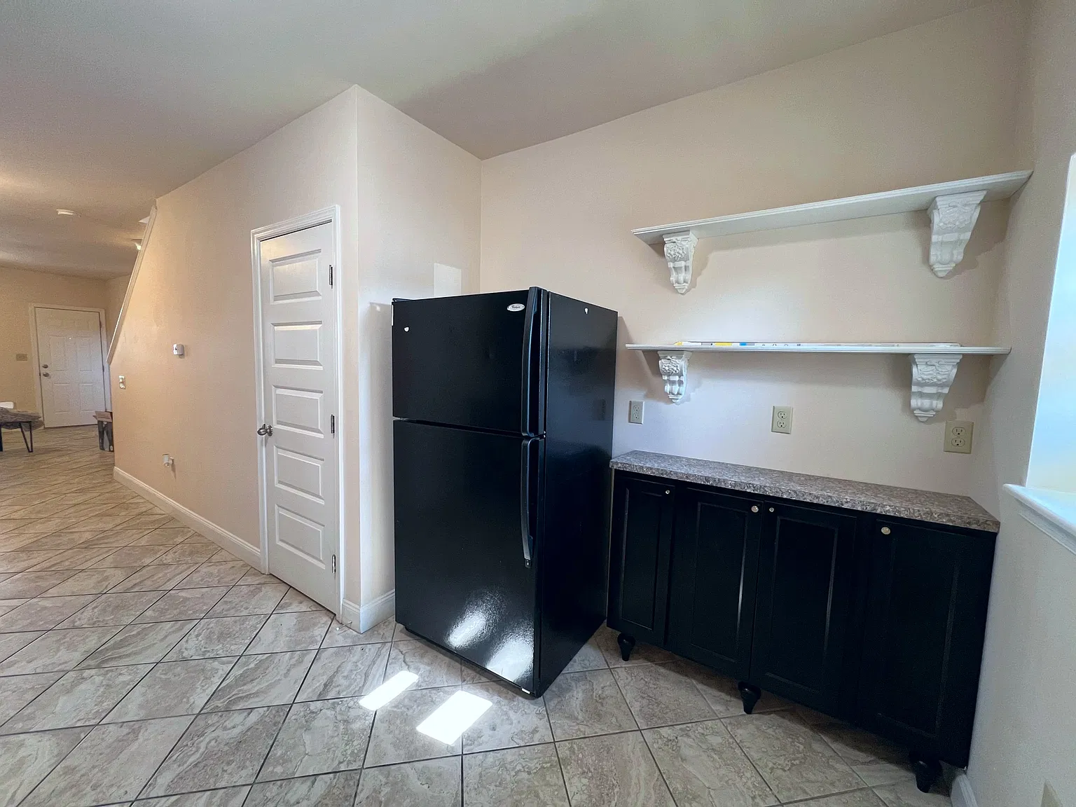 3 bed, 1040 sqft, $1,550 — Photo 3