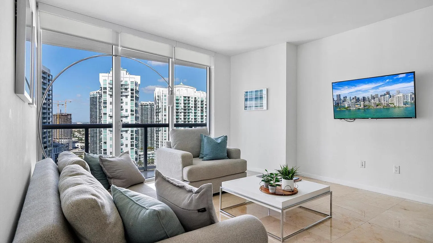 1 bed, 1.0 bath, 839 sqft, $7,318 — Photo 2