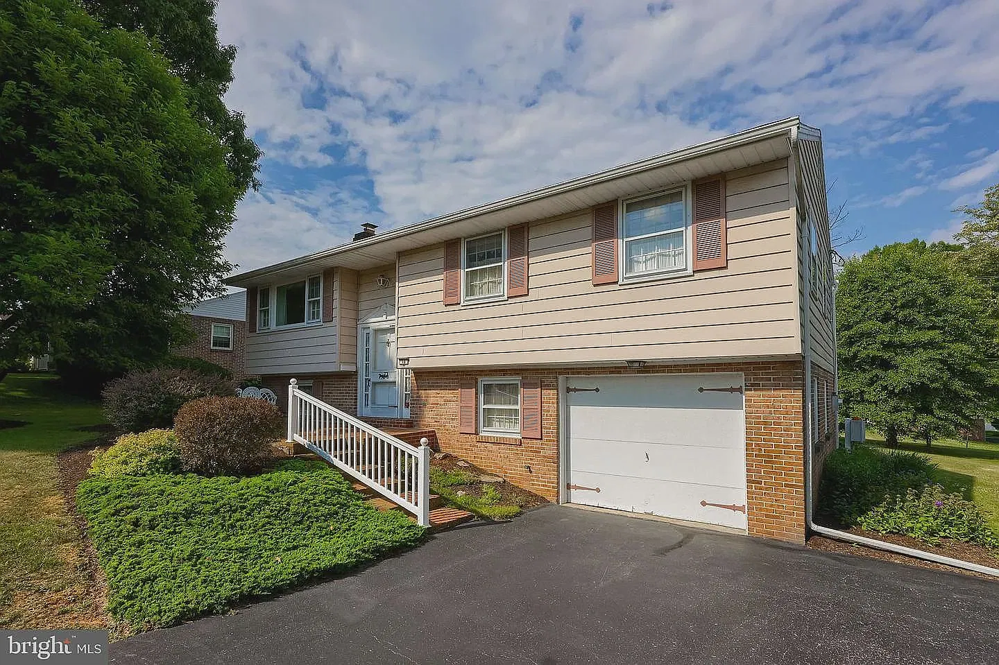 3 bed, 2.5 bath, 1515 sqft, $2,300 — Photo 2