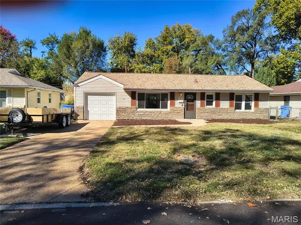 8 Elwood Ct, Florissant, MO 63031