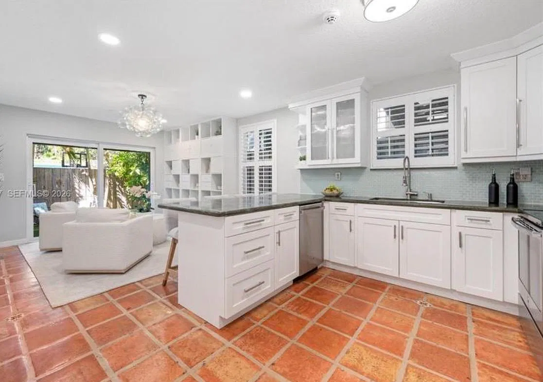 3 bed, 2.5 bath, 1730 sqft, $7,900 — Photo 2
