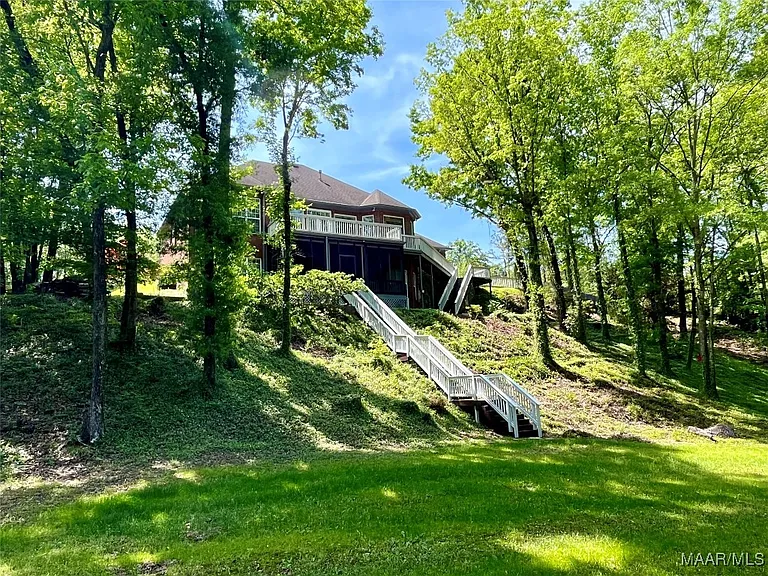 704 Emerald Dr — Photo 4