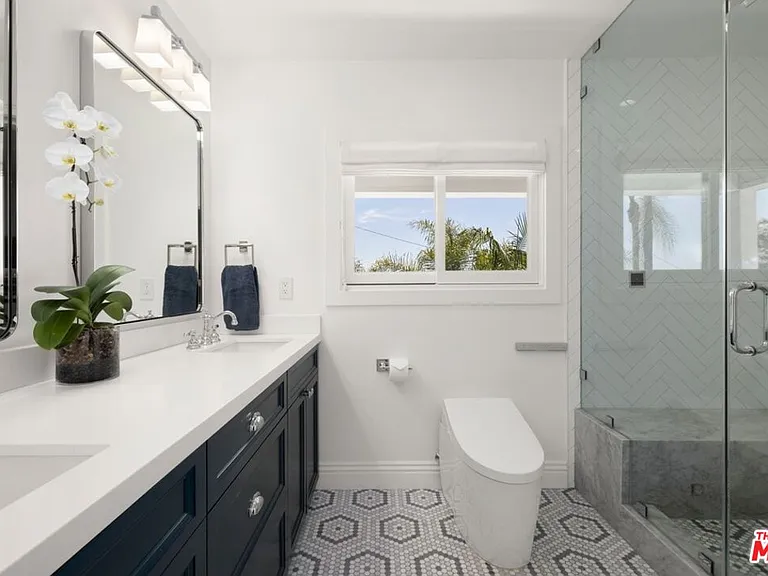 1472 N Kings Rd — Photo 10