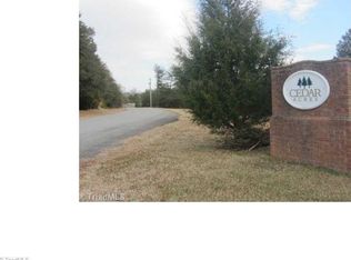 3 Curtis Ln, Pilot Mountain, NC 27041