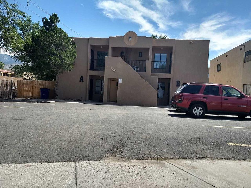 1st image of 305 Dunes Pl SE