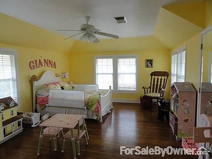 5th image of 303 N Oak St